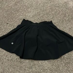 Lululemon skirt (black) in very good condition.